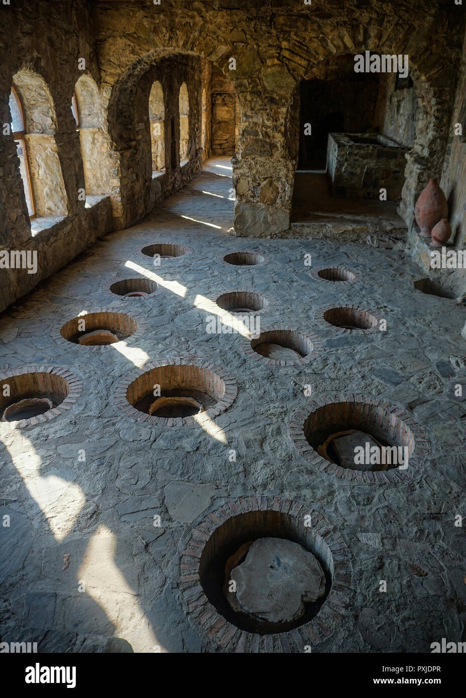 Monastero di Nekresi antica cantina vista con vasi vuoti sul terreno Foto Stock