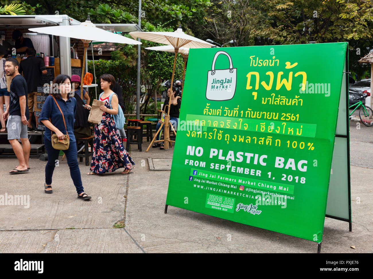 N. di sacchetti di plastica firmare al settimanale, succedendo JingJai organico Mercato Agricolo, Chiang Mai, Thailandia Foto Stock