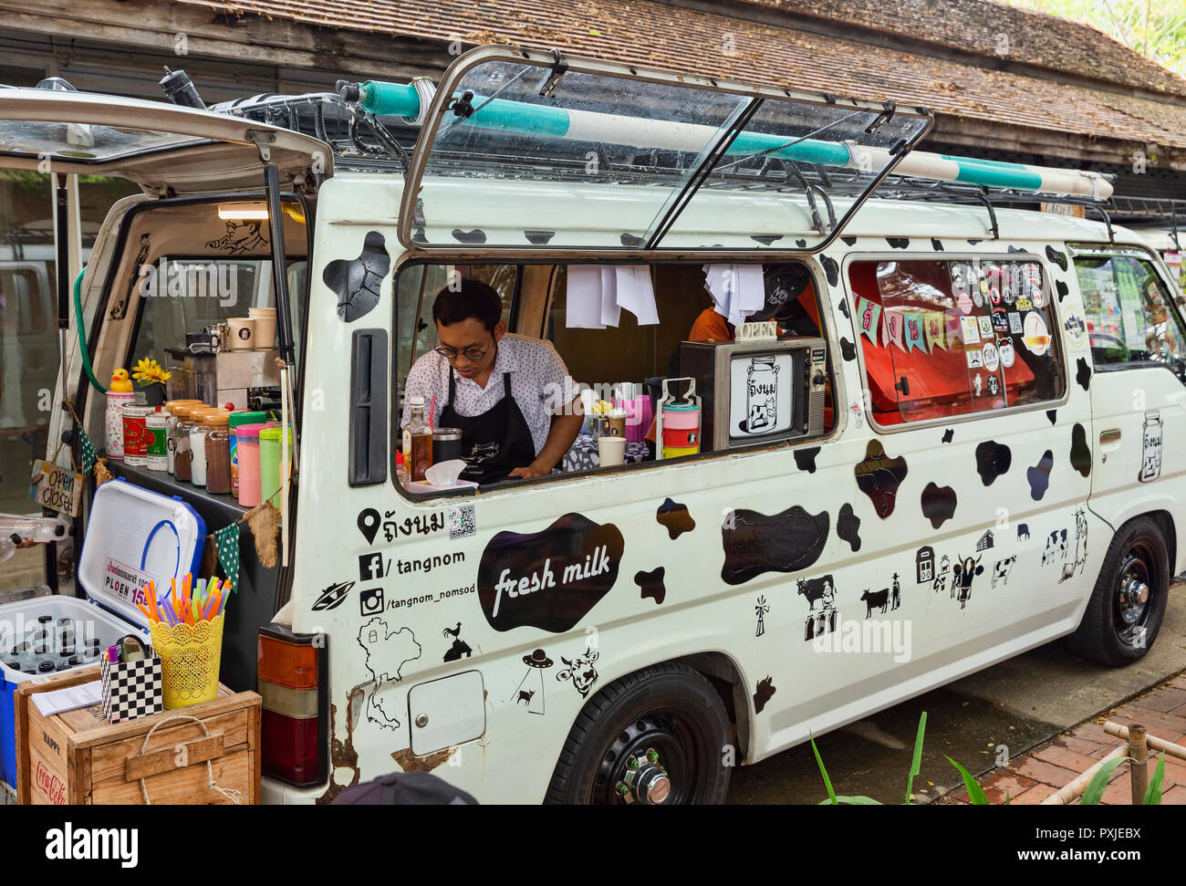 Van convertito a mobile coffee shop al JingJai Mercato Agricolo, Chiang Mai, Thailandia Foto Stock