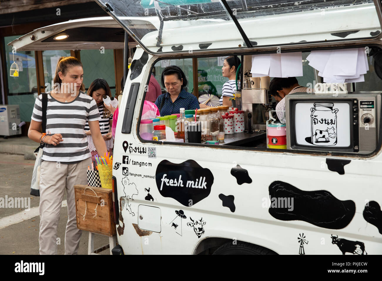 Acquista turistica caffè al caffè mobile shop a JingJai Mercato Agricolo, Chiang Mai, Thailandia Foto Stock