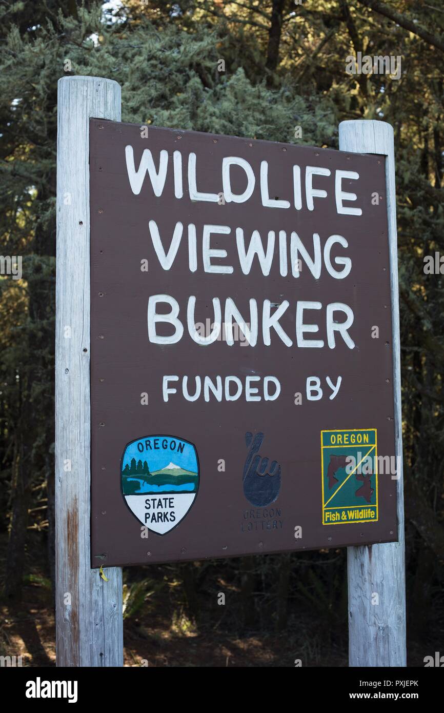 Un segno per la fauna selvatica la visualizzazione di bunker a Fort Stevens del Parco Statale di Hammond, Oregon, Stati Uniti d'America. Foto Stock