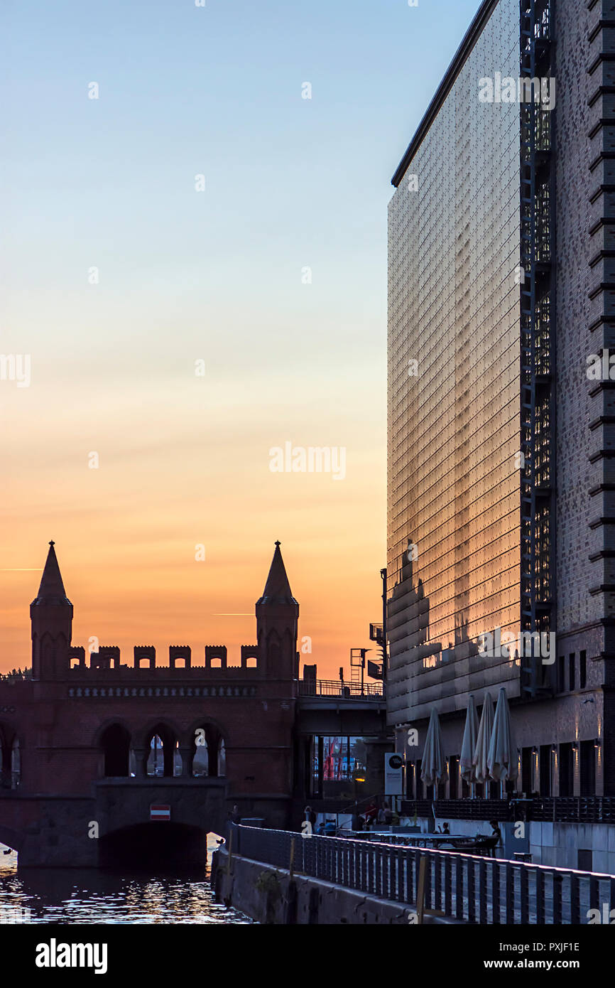 E moderno grattacielo e ponte Oberbaum nella luce della sera, Berlino, Germania Foto Stock