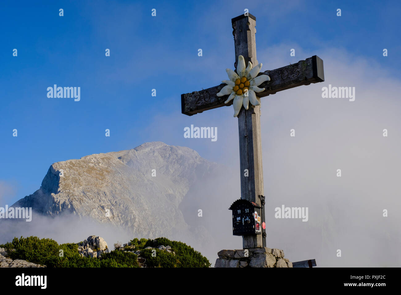Kehlstein vertice di croce, Hoher Göll dietro di essa, sulle Alpi di Berchtesgaden, Parco Nazionale di Berchtesgaden, Schönau am Königssee Foto Stock