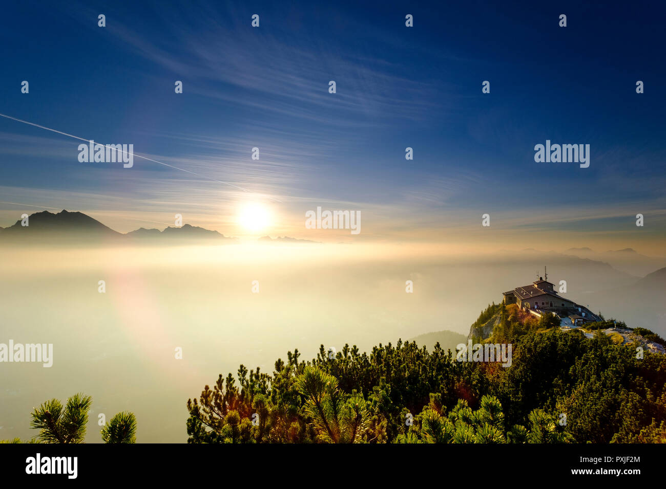 Kehlsteinhaus am Kehlstein, sole sopra la nebbia, sulle Alpi di Berchtesgaden, Parco Nazionale di Berchtesgaden, Schönau am Königssee Foto Stock