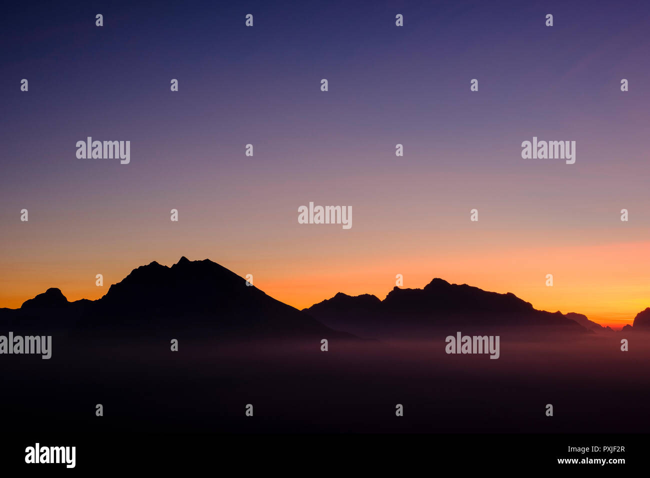 Silhuette del Watzmann e Hochkalter, sera rosso, atmosfera serale, sulle Alpi di Berchtesgaden, Parco Nazionale di Berchtesgaden Foto Stock