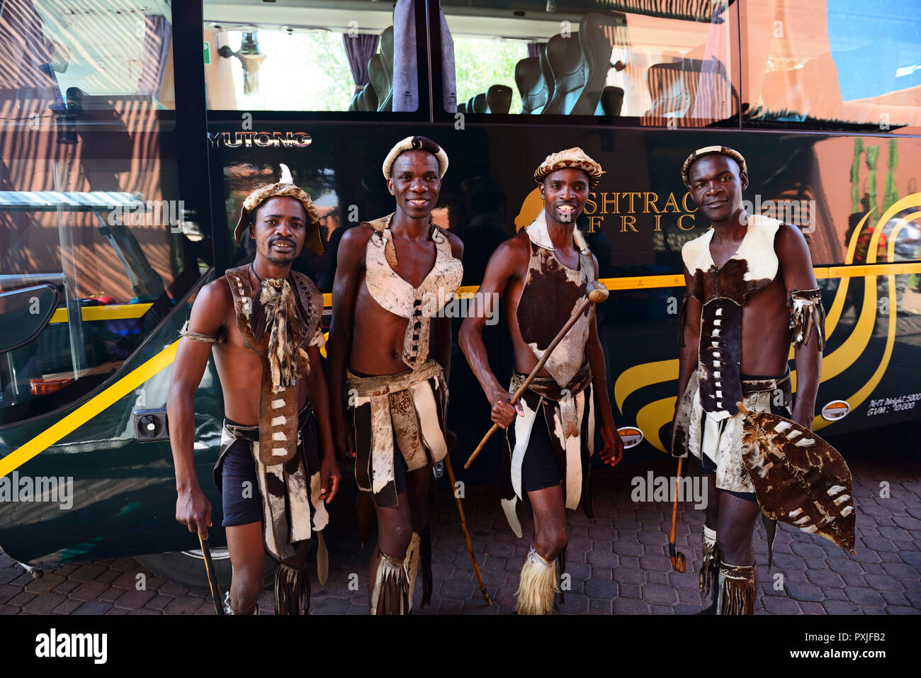 Ballerini in costumi tradizionali accolgono i turisti a Avani Victoria Falls Resort, Livingstone, Zambia Foto Stock