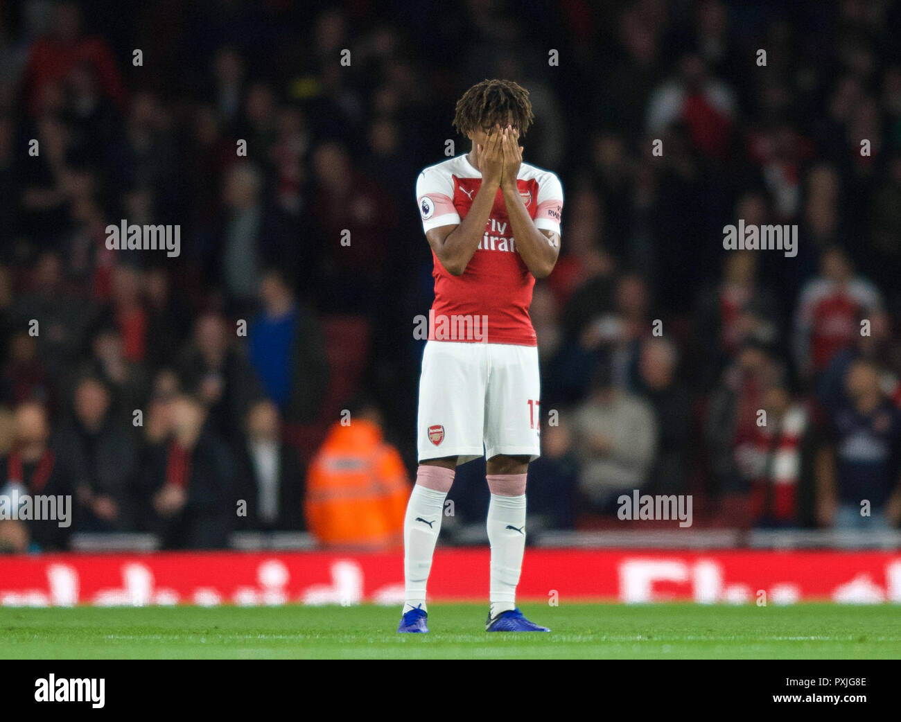 Londra, Regno Unito. 22 ottobre, 2018. Alex Iwobi dell'Arsenal si copre il viso durante il match di Premier League tra Arsenal e Leicester City presso l'Emirates Stadium di Londra, Inghilterra il 22 ottobre 2018. Foto di Andrea Aleksiejczuk/prime immagini multimediali. Credito: Andrew Rowland/Alamy Live News Foto Stock