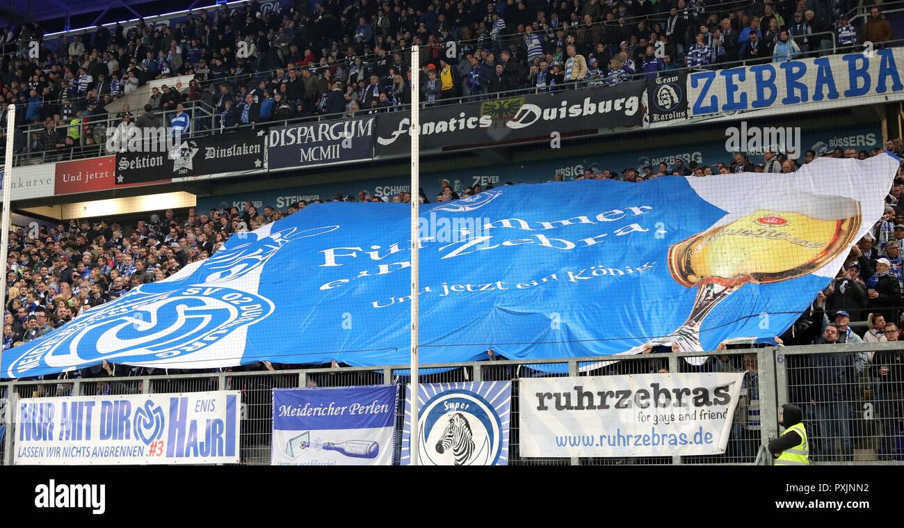 Duisburg, Deutschland. 22 ottobre, 2018. firo: 22.10.2018 calcio, 2. Bundesliga, stagione 2018/2019 MSV Duisburg - FC St Pauli Hamburg Amburgo Il MSV fan tirare in alto il valore Kv? Nig Pilsener flag di blocco per la seconda metà. | Utilizzo di credito in tutto il mondo: dpa/Alamy Live News Foto Stock