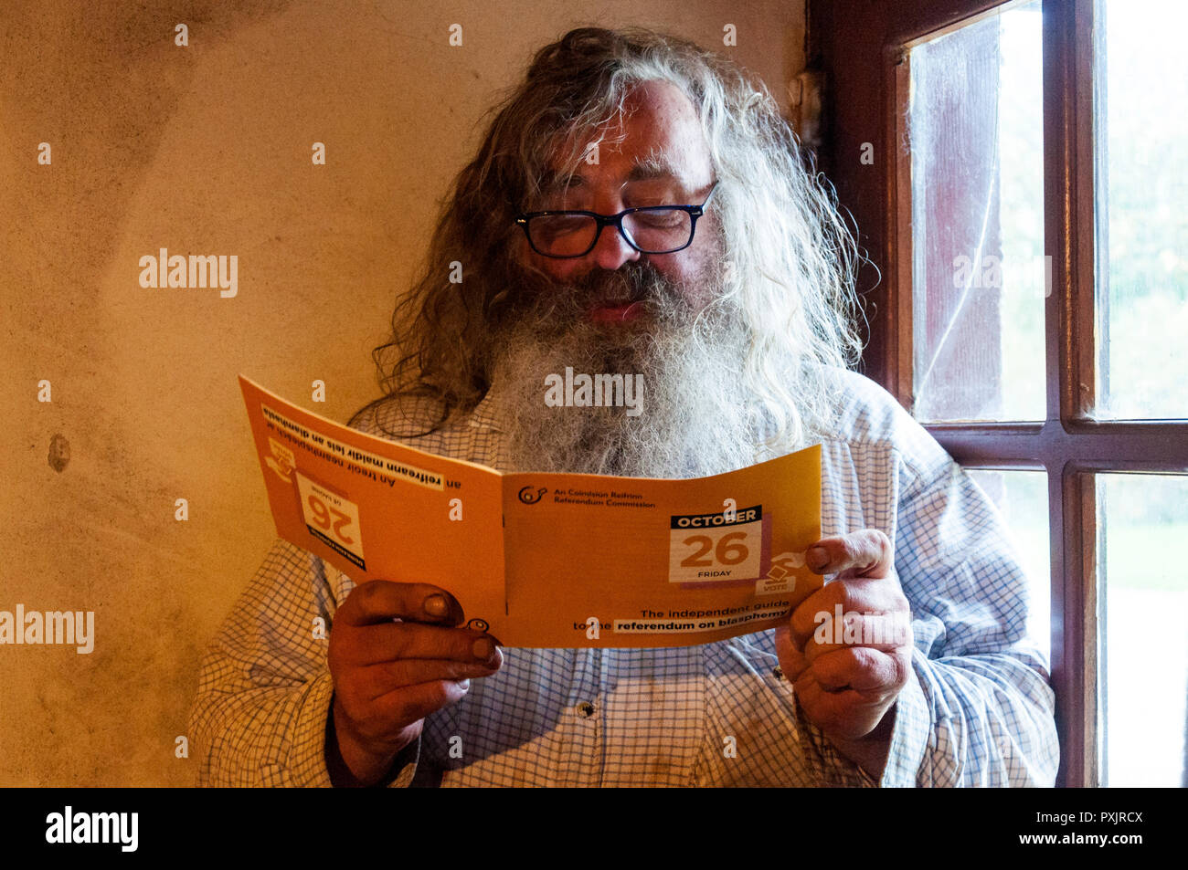 Ardara, County Donegal, Irlanda 23 ottobre 2018. Un uomo legge letteratura spiegare problemi con il prossimo referendum sulla blasfemia che si terrà venerdì 26 ottobre. Credito: Richard Wayman/Alamy Live News Foto Stock