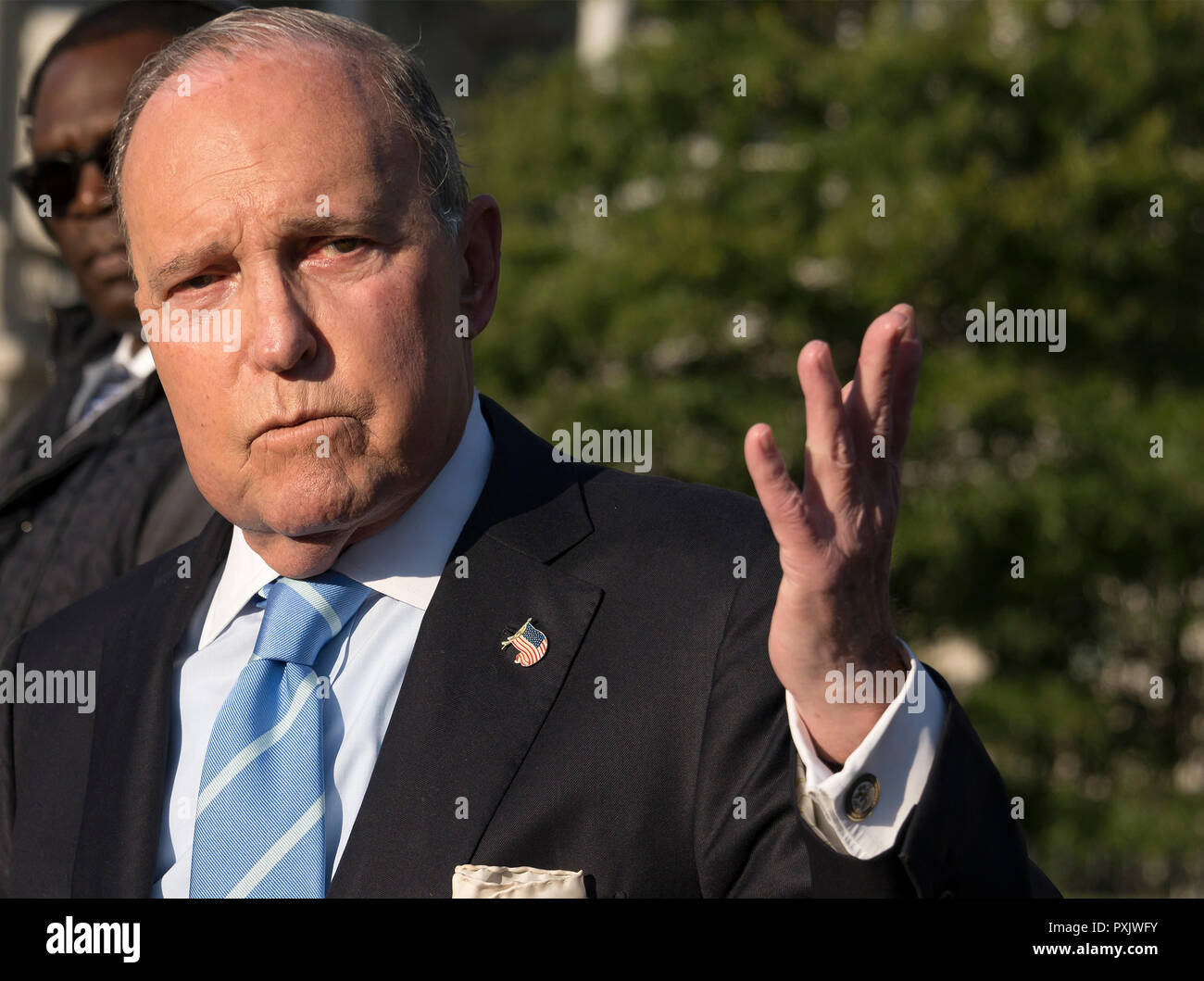 Washington, Stati Uniti d'America. 23 Ott, 2018. Direttore del Consiglio nazionale economico Larry Kudlow parla ai giornalisti sul viale di accesso alla Casa Bianca a Washington DC, martedì 23 ottobre, 2018. Credito: Ron Sachs/CNP | Utilizzo di credito in tutto il mondo: dpa/Alamy Live News Foto Stock