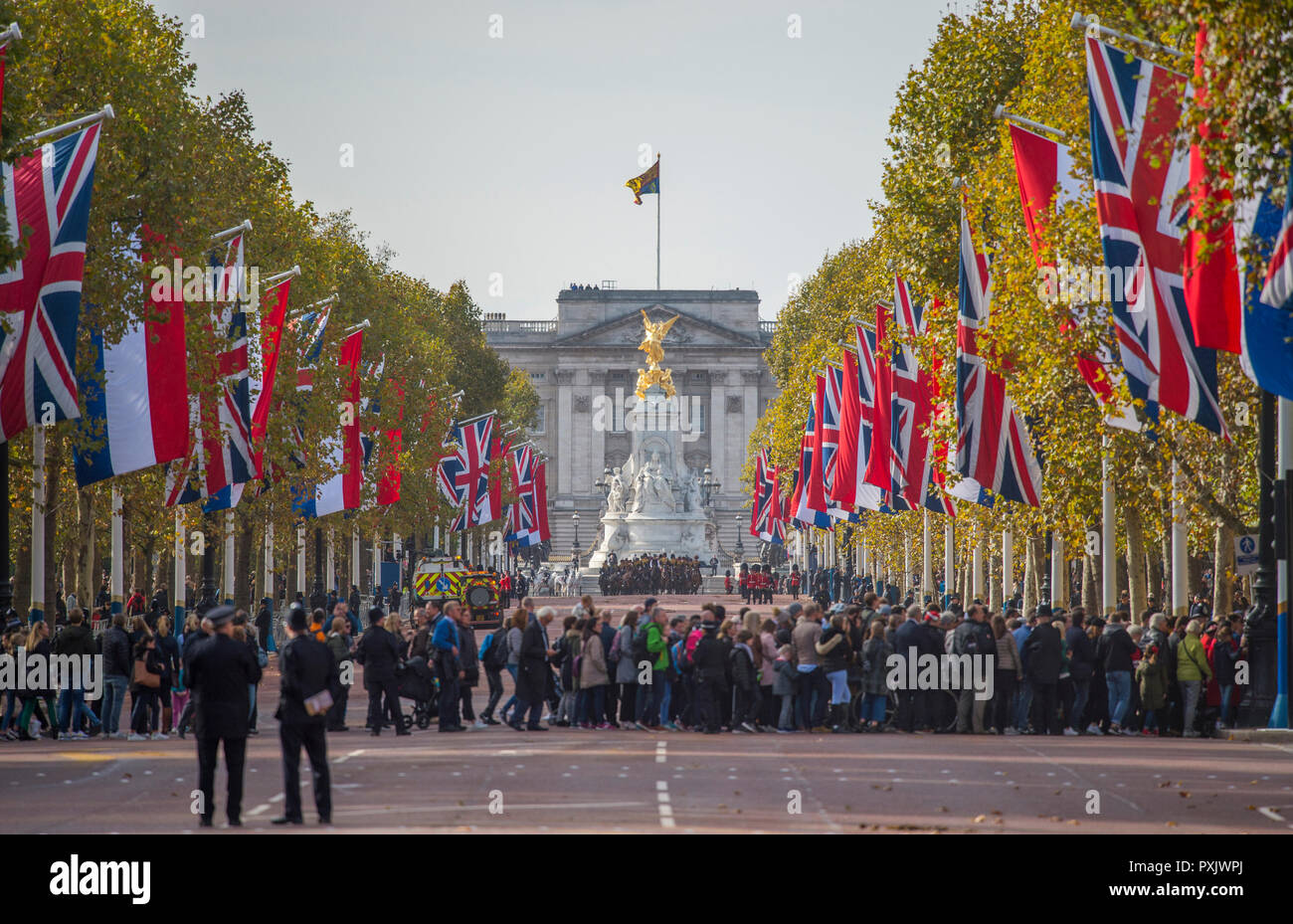 Il centro commerciale di Londra, Regno Unito. 23 ottobre, 2018. Il re e la Regina dei Paesi Bassi, accompagnato da della Regina e del principe Charles, sono scortati al Buckingham Palace dal sovrano di scorta, con due standard, fornito dalla famiglia di cavalleria reggimento montato in autunno sunshine. Il centro commerciale si riapre gradualmente come la processione giunge a Buckingham Palace. Credito: Malcolm Park/Alamy Live News. Foto Stock