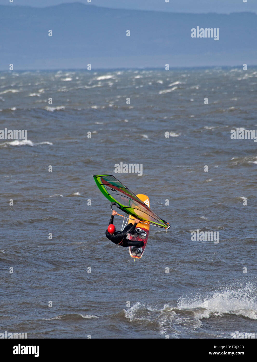 Gullane, East Lothian, Scozia, Regno Unito, 23 ott. 2018 UK meteo, 14 gradi con il sole e il vento di 44km/h e raffiche di 57 km/h, windsurfisti sono state approfittando delle condizioni di vento. Foto Stock