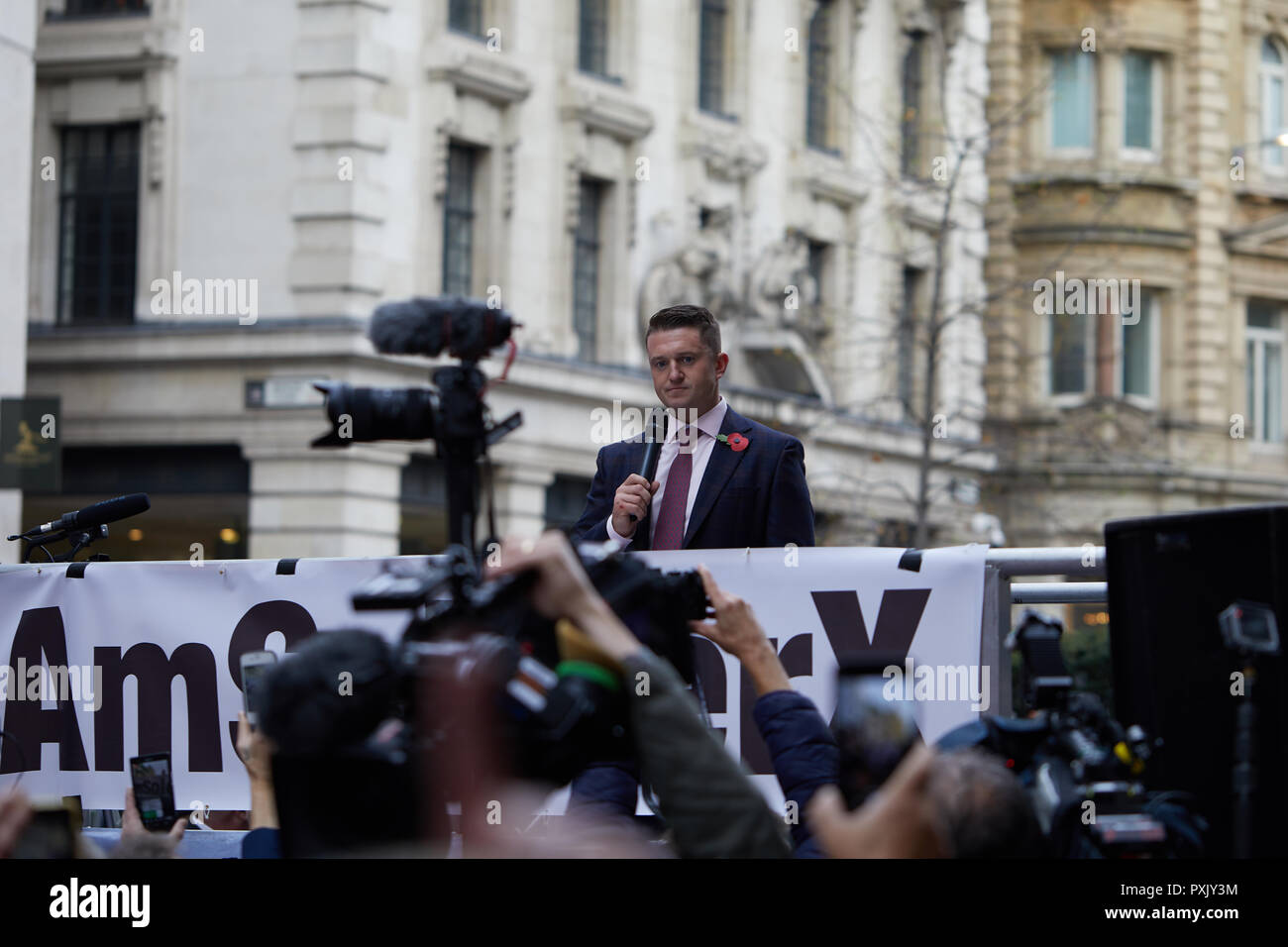 Londra, Regno Unito. 23 ott 2018. Tommy Robinson guarda disapprovando a un gruppo di giornalisti durate rivolgendosi a una folla di tifosi fuori dall'Old Bailey. Credito: Kevin J. Frost/Alamy Live News Foto Stock