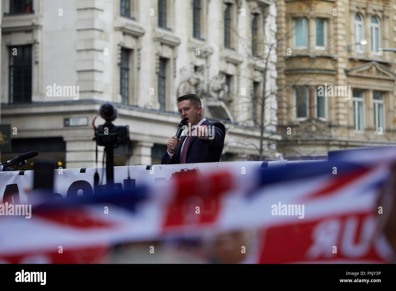Londra, Regno Unito. 23 ott 2018. Tommy Robinson punti a un gruppo di giornalisti durate rivolgendosi a una folla di tifosi fuori dall'Old Bailey. Credito: Kevin J. Frost/Alamy Live News Foto Stock