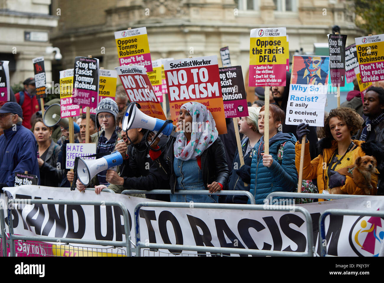 Londra, Regno Unito. 23 ott 2018. Un gruppo di oppossed per Tommy Robinson formano un piccolo contro-dimostrazione al di fuori della Old Bailey. Credito: Kevin J. Frost/Alamy Live News Foto Stock