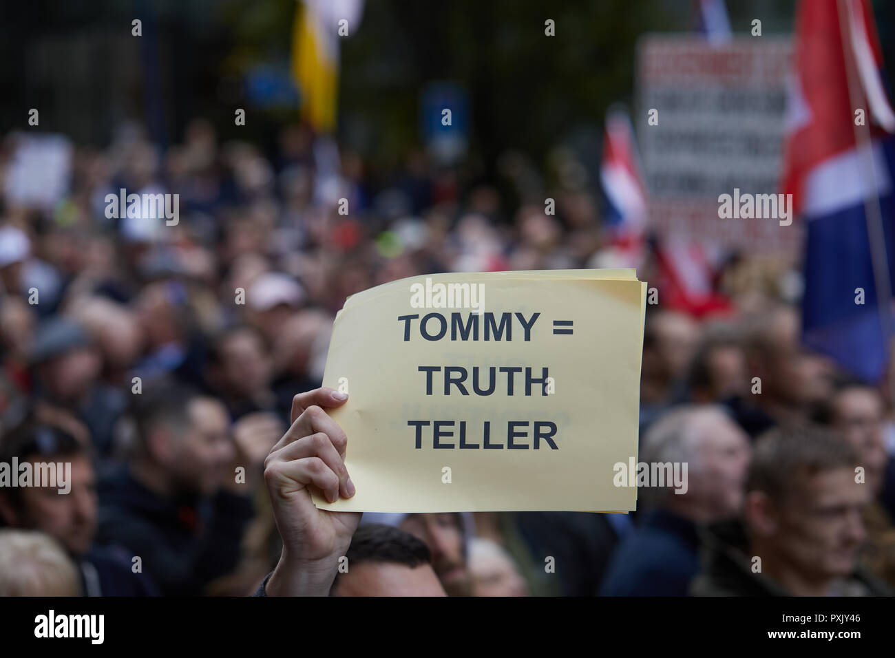 Londra, Regno Unito. 23 ott 2018. Una targhetta trattenuto da un sostenitore di Tommy Robinson al di fuori della Old Bailey. Credito: Kevin J. Frost/Alamy Live News Foto Stock