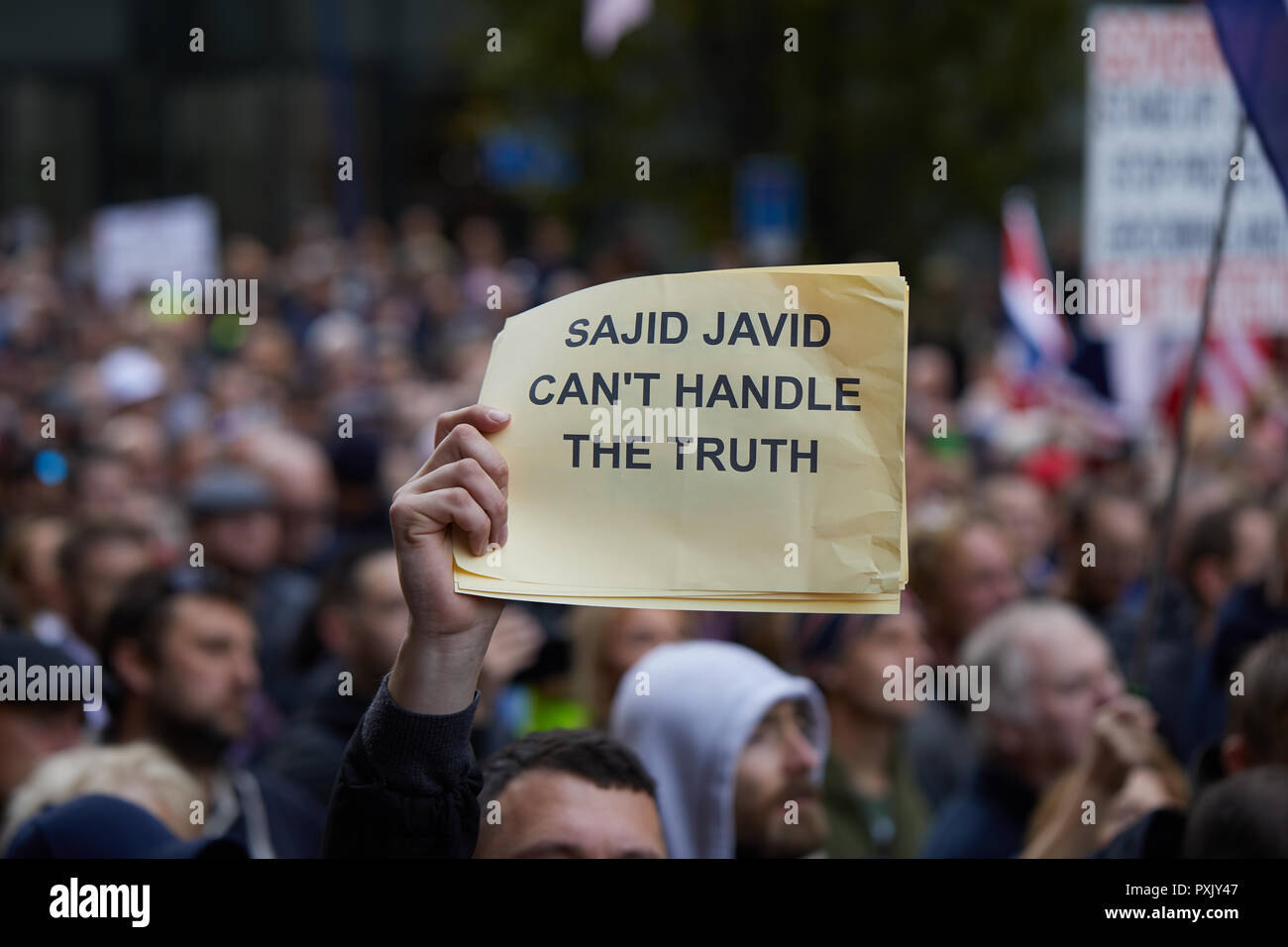 Londra, Regno Unito. 23 ott 2018. Una targhetta trattenuto da un sostenitore di Tommy Robinson al di fuori della Old Bailey. Credito: Kevin J. Frost/Alamy Live News Foto Stock