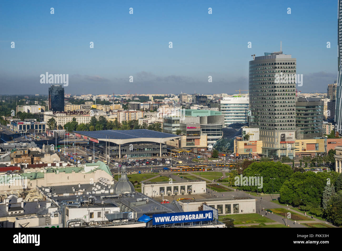 Vista di Warszawa Centralna stazione ferroviaria e la Złote Tarasy (Golden terrazze) commerciali e complessi di divertimenti, Centrum Varsavia, Polonia Foto Stock