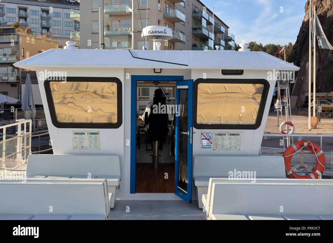 Comando elettrico di " commuters " prendendo in barca sui passeggeri a Finnboda, Stoccolma, Svezia Foto Stock