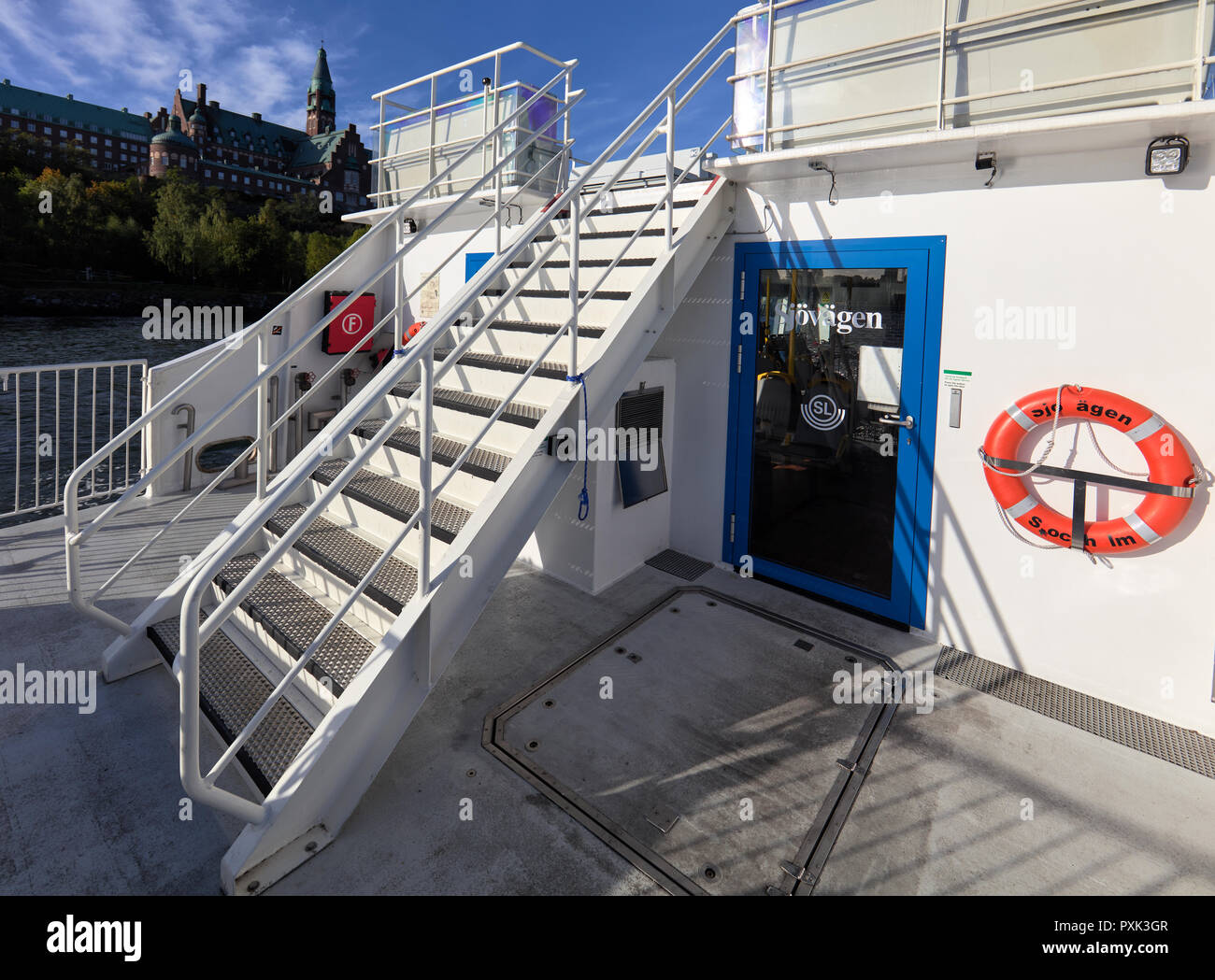A bordo sul ponte di un azionamento elettrico commuter boat chiamato SjöVägen, a Stoccolma, in Svezia Foto Stock