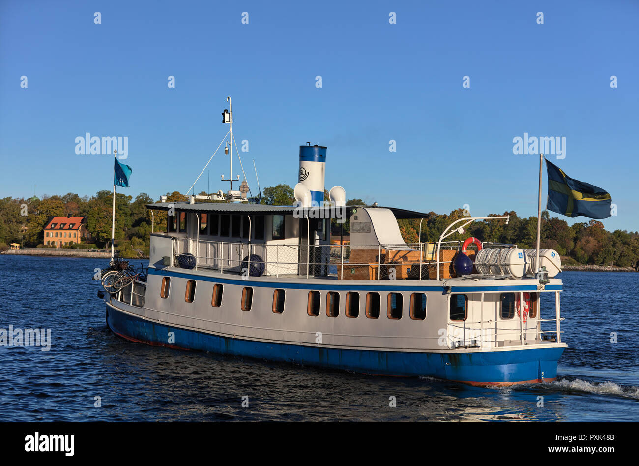 Vecchia barca di " commuters " Anello Kung si diparte da un molo di Nacka Strand, Stoccolma, Svezia Foto Stock