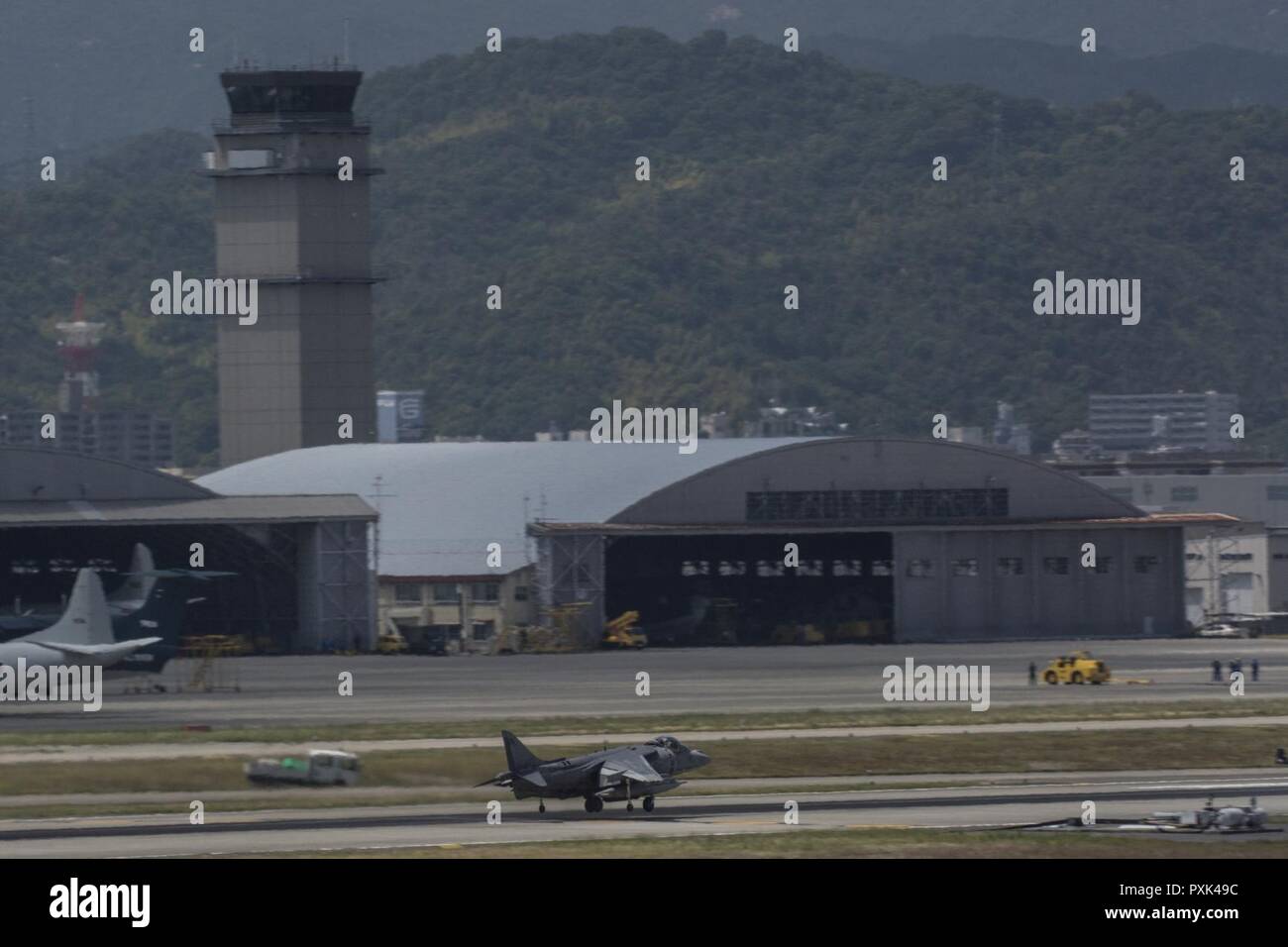 Un AV-8B Harrier con attacco Marino Squadron (VMA) 311 si diparte dalla Marine Corps Air Station Iwakuni, Giappone, giugno 2, 2017. VMA-311 dovrebbe essere l'ultimo AV-8B Harrier squadron distribuito a MCAS Iwakuni come parte della distribuzione di unità di programma. Lo squadrone di tappi di partenza alla fine di un'era per gli Stati Uniti un attacco aereo in Giappone ed è una pietra miliare significativa per gli ICM Iwakuni e Marine Corps aviation. Foto Stock