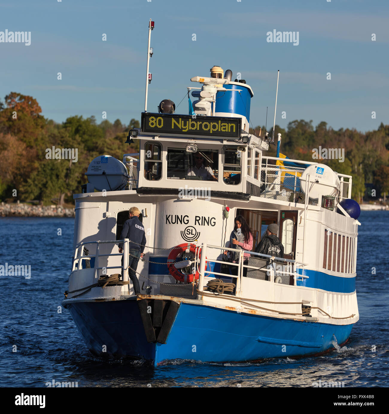 Vecchia barca di " commuters " Kung ring arriva in corrispondenza di un molo di Nacka Strand, Stoccolma, Svezia Foto Stock