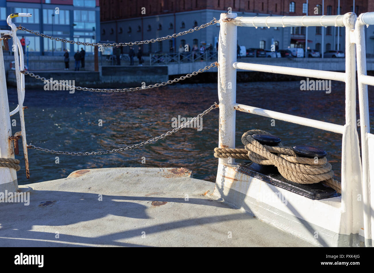 Vecchia barca pendolari che arrivano al molo di Saltsjökvarn, Stoccolma, per scendere e prendere i passeggeri Foto Stock
