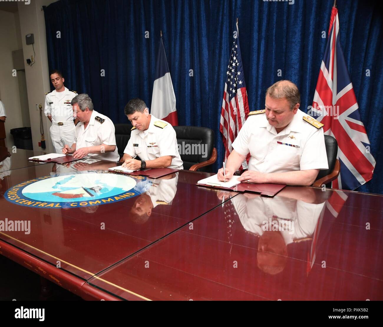 MANAMA, Bahrain (1 giugno 2017) Vice Adm. Louis-Michel Guillaume, sinistra, comandante del sommergibile Francese e strategico delle forze oceaniche, Vice Adm. Kevin M. Donegan, medio, comandante dell'U.S. Forze Navali del comando centrale e posteriore Adm. Robert K. Tarrant, comandante delle operazioni della Royal Navy, firmano un accordo per aumentare il coordinamento per l'anti-guerra sottomarina attività tra la Francia e gli Stati Uniti e il Regno Unito. L'accordo segue la firma di una cooperazione trilaterale accordo da Capo di operazioni navali Adm. John Richardson, il primo signore del mare del Regno Unito Adm. Sir Phili Foto Stock MANAMA, Bahrain (1 giugno 2017) Vice Adm. Louis-Michel Guillaume, sinistra, comandante del sommergibile Francese e strategico delle forze oceaniche, Vice Adm. Kevin M. Donegan, medio, comandante dell'U.S. Forze Navali del comando centrale e posteriore Adm. Robert K. Tarrant, comandante delle operazioni della Royal Navy, firmano un accordo per aumentare il coordinamento per l'anti-guerra sottomarina attività tra la Francia e gli Stati Uniti e il Regno Unito. L'accordo segue la firma di una cooperazione trilaterale accordo da Capo di operazioni navali Adm. John Richardson, il primo signore del mare del Regno Unito Adm. Sir Phili Foto Stock