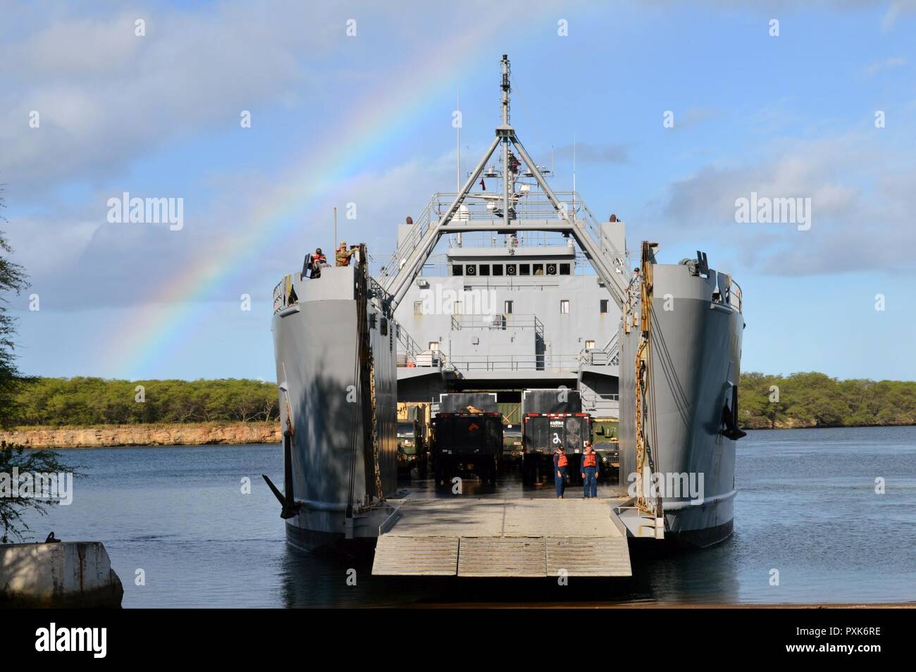 USAV Lt. Gen. William B. Bunker (LSV-4) si avvicina a slittare a Waipio Point, Hawaii, il 3 giugno 2017. L'esercito nave traghettato veicoli e M777A2 155mm obici per il trasporto verso la Big Island delle Hawaii. (Esercito Foto Stock