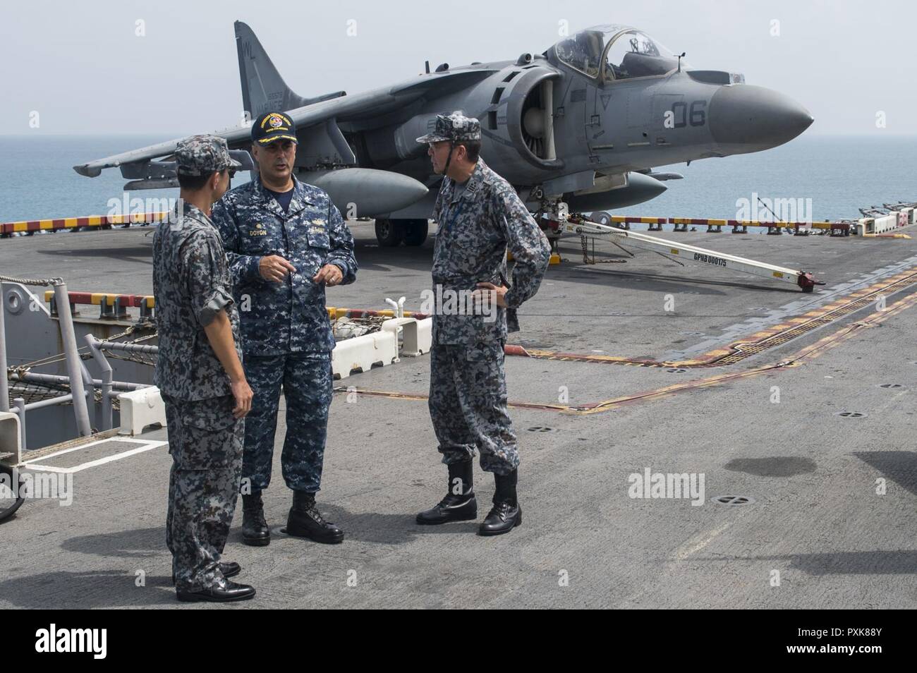 9 Okinawa, in Giappone (6 giugno 2017) Capt. George Doyon, centro, commander, squadrone anfibio 11, dà un tour del ponte di volo a bordo di un assalto anfibio nave USS Bonhomme Richard (LHD 6) per il Mag. Gen. Hiroshi Watanabe, Vice Comandante del Giappone Air-Self Defence Force (JASDF) composito Southwestern Air Division, e i membri della JASDF. Bonhomme Richard, ammiraglia del Bonhomme Richard anfibio gruppo pronto, è su una pattuglia di routine, operando in Indo-Asia-regione del Pacifico per servire come un forward-capacità per qualsiasi tipo di emergenza. Foto Stock