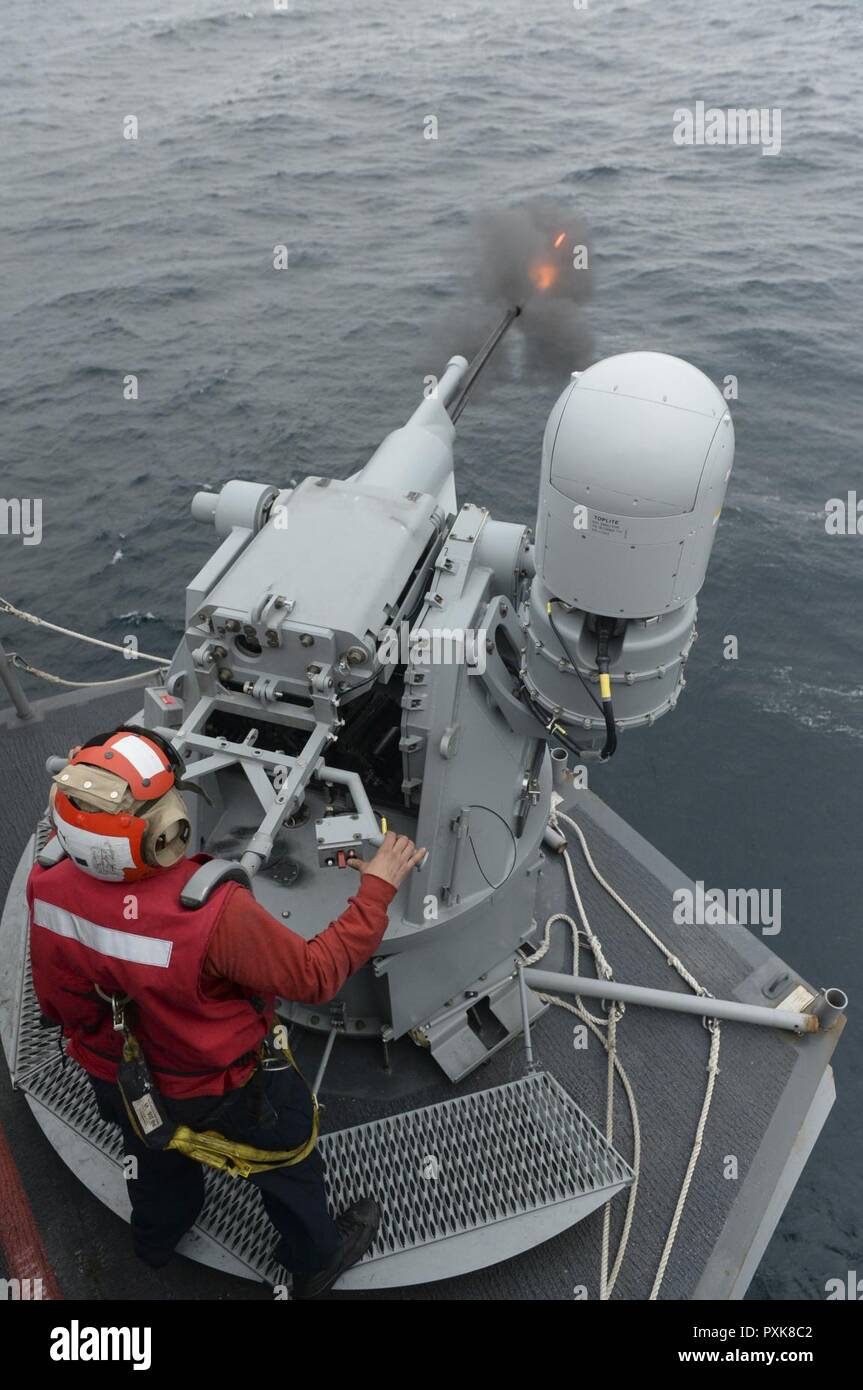 Oceano Pacifico (Giugno 3, 2017)da bombardieri Mate 2a classe Arturo Cruz, nativo di Harvey, Illinois, opera una MK-38 -25mm mitragliatrice sistema durante un'esercitazione a fuoco a bordo della portaerei USS Nimitz CVN (68) nell'Oceano Pacifico. Nimitz è in corso verso Naval Air Station North Island dove essi si uniranno Carrier aria Wing 11, Destroyer Squadron 9 e il resto del Carrier Strike gruppo 11 a partire per una regolare distribuzione pianificata. Foto Stock