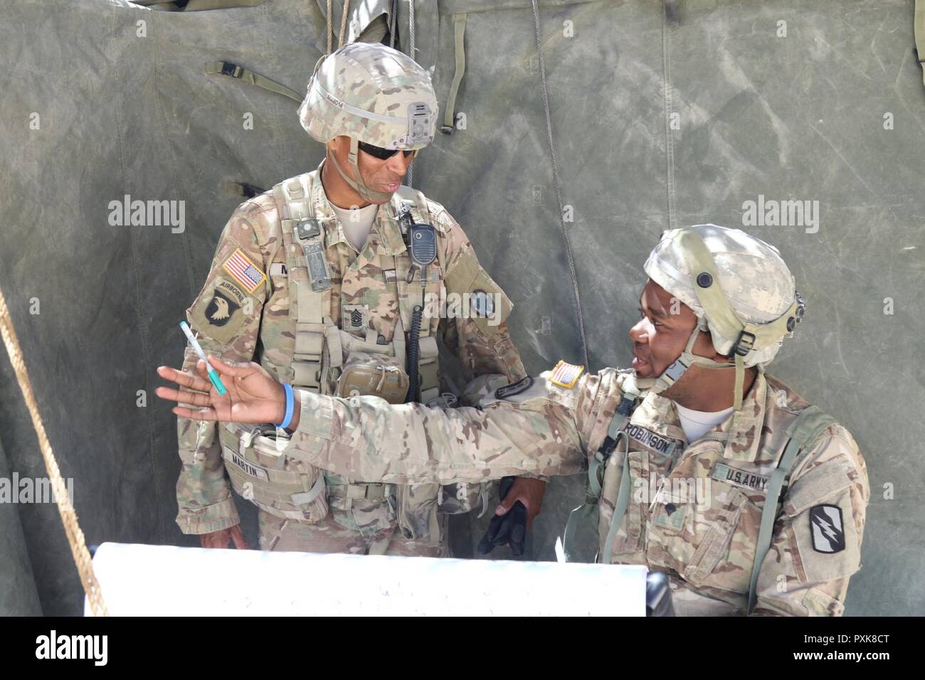 Il comando Sgt. Il Mag. Jon A. Martin, un osservatore controller presso il Centro Nazionale di Allenamento, parla con SPC. Cory Robinson, assegnato alla società di sede, 150° Battaglione ingegnere, Mississippi esercito Guardia nazionale, circa la sua esperienza di formazione durante la sua rotazione, 2 giugno 2017, presso il Centro Nazionale di allenamento. (Mississippi Foto Stock