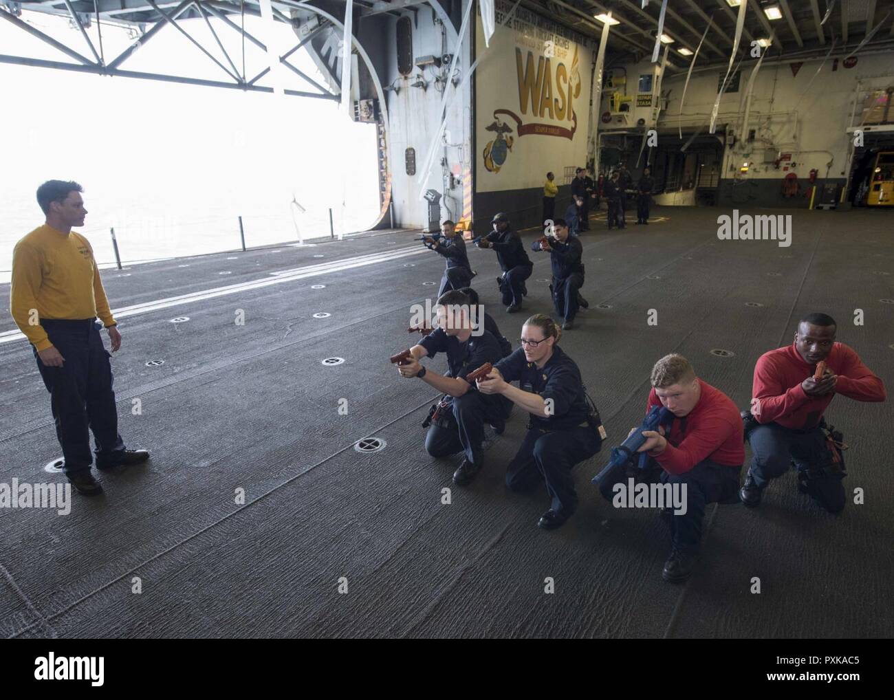 Oceano atlantico (7 giugno 2017) i marinai a bordo dell'assalto anfibio nave USS Wasp (LHD 1) comportamento anti-terrorismo forza esercitazioni di protezione. Vespa è attualmente impegnato con le prove in mare in preparazione per il loro prossimo turno di homeport a Sasebo, in Giappone dove sono slated per alleviare la USS Bonhomme Richard (LHD 6). Foto Stock Oceano atlantico (7 giugno 2017) i marinai a bordo dell'assalto anfibio nave USS Wasp (LHD 1) comportamento anti-terrorismo forza esercitazioni di protezione. Vespa è attualmente impegnato con le prove in mare in preparazione per il loro prossimo turno di homeport a Sasebo, in Giappone dove sono slated per alleviare la USS Bonhomme Richard (LHD 6). Foto Stock
