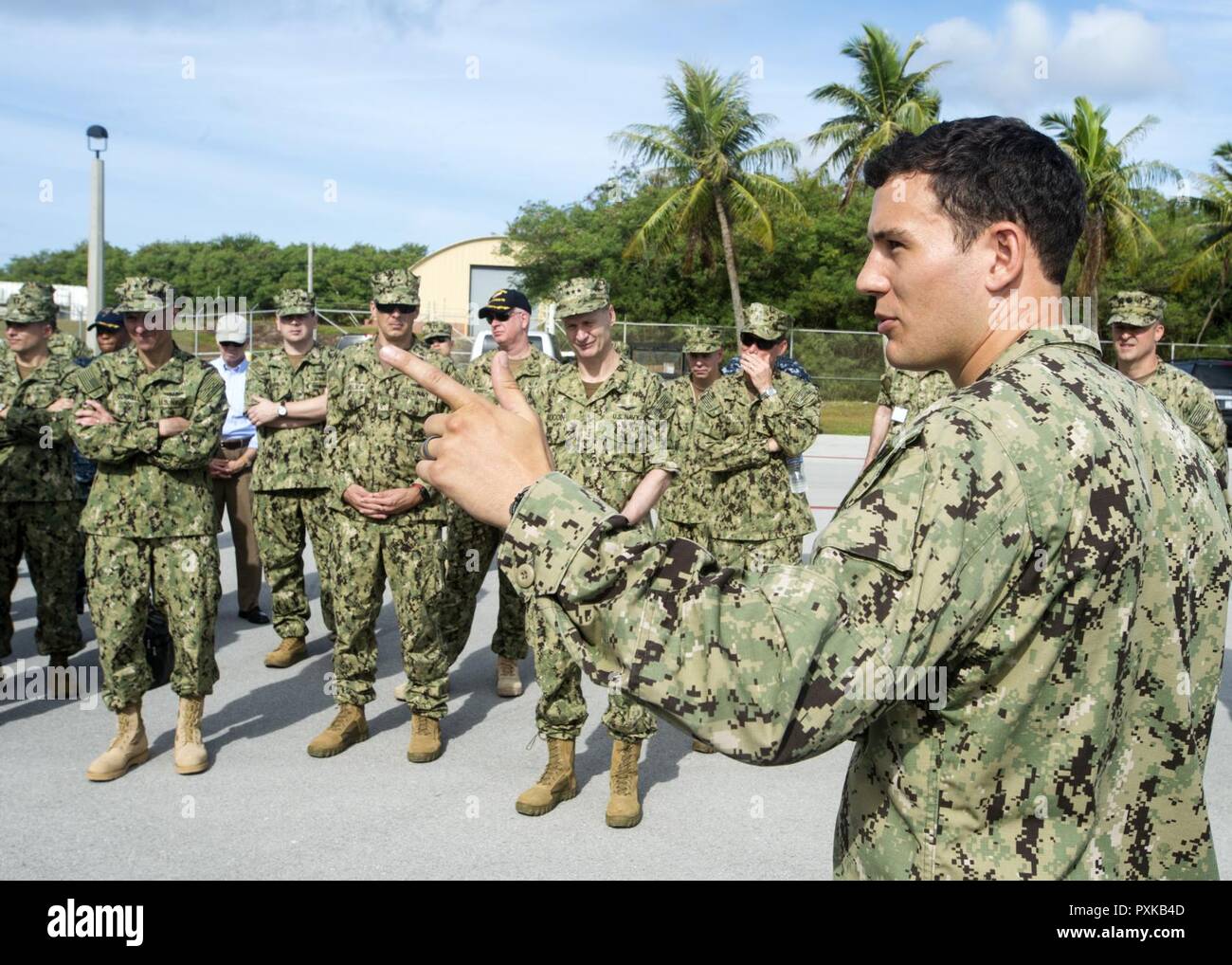 Lt. Garret grigio, assegnato per l'eliminazione degli ordigni esplosivi unità mobile (EODMU) 5, spiega il suo comando la funzionalità a task force leader come parte dell'U.S. 7 Il comandante della flotta di training del simposio presso la base navale di Guam Giugno 7, 2017. Il gruppo di leader è in Guam per due giorni di incontri, i giochi di guerra e gli incontri di coordinamento. EODMU 5 conduce il mio contromisure, esplosivi improvvisati operazioni del dispositivo, rende sicuro rischi di esplosione, e disarma underwater esplosivi come mine. Foto Stock