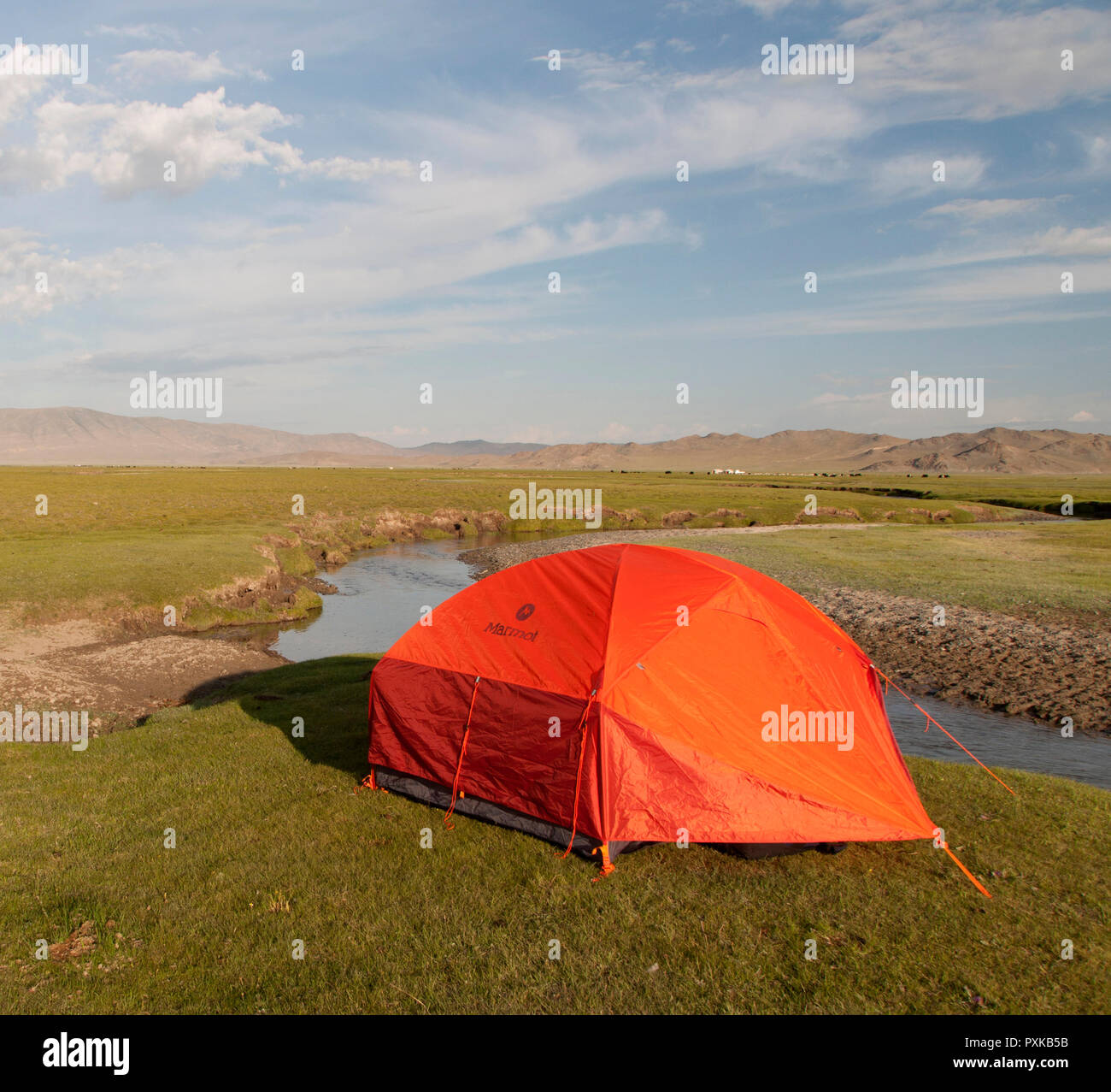 Tenda sulle rive del fiume Galuut, Aimag Bayankhongor, Mongolia Foto Stock