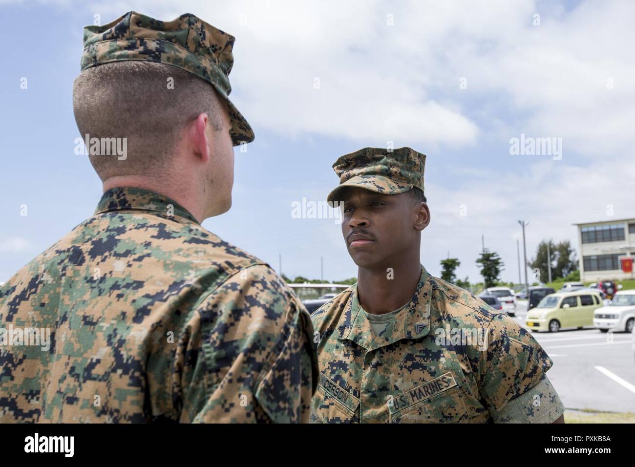 Stati Uniti Marine Cpl. Adrian Anderson, le operazioni correnti Non-Commissioned ufficiale della terza divisione Marine, è presentata la buona condotta gara a bordo di Camp Courtney, Okinawa, in Giappone, il 7 giugno 2017. La buona condotta medaglia è uno dei più antichi premi militare, ha presentato per il comportamento esemplare, efficienza e fedeltà al Corpo della Marina degli Stati Uniti. Anderson è un nativo di Las Vegas. Foto Stock Stati Uniti Marine Cpl. Adrian Anderson, le operazioni correnti Non-Commissioned ufficiale della terza divisione Marine, è presentata la buona condotta gara a bordo di Camp Courtney, Okinawa, in Giappone, il 7 giugno 2017. La buona condotta medaglia è uno dei più antichi premi militare, ha presentato per il comportamento esemplare, efficienza e fedeltà al Corpo della Marina degli Stati Uniti. Anderson è un nativo di Las Vegas. Foto Stock