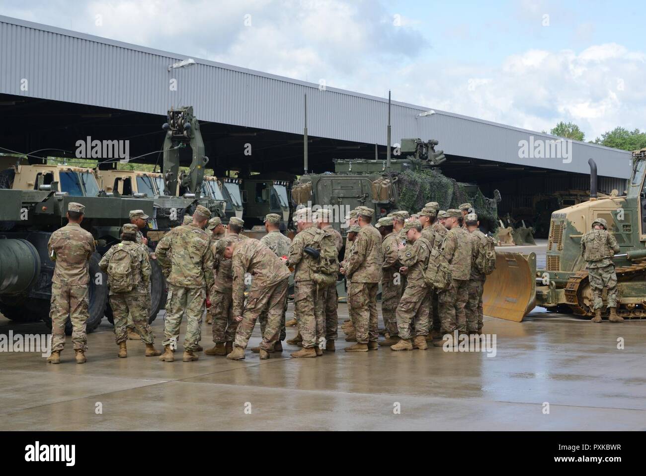 Il tecnico del reggimento Squadron, 2° reggimento di cavalleria ospita un divario umido attraversamento display apparecchiature in preparazione per il funzionamento di Saber Guardian 17 più tardi di questa estate, Grafenwoehr, Germania, il 7 giugno 2017. Esercizio Saber Guardian 17 è un U.S. Comando europeo, U.S. Esercito Europa-led esercizio annuale che si svolge in Ungheria, la Romania e la Bulgaria nell'estate del 2017. Questo esercizio comporta più di 25.000 membri del servizio da oltre venti alleato e nazioni partner. Il più grande della regione del Mar Nero esercizi, Saber Guardian 17 è il principale evento di formazione per gli Stati Uniti Esercito in Europa e le nazioni partecipanti che Foto Stock Il tecnico del reggimento Squadron, 2° reggimento di cavalleria ospita un divario umido attraversamento display apparecchiature in preparazione per il funzionamento di Saber Guardian 17 più tardi di questa estate, Grafenwoehr, Germania, il 7 giugno 2017. Esercizio Saber Guardian 17 è un U.S. Comando europeo, U.S. Esercito Europa-led esercizio annuale che si svolge in Ungheria, la Romania e la Bulgaria nell'estate del 2017. Questo esercizio comporta più di 25.000 membri del servizio da oltre venti alleato e nazioni partner. Il più grande della regione del Mar Nero esercizi, Saber Guardian 17 è il principale evento di formazione per gli Stati Uniti Esercito in Europa e le nazioni partecipanti che Foto Stock