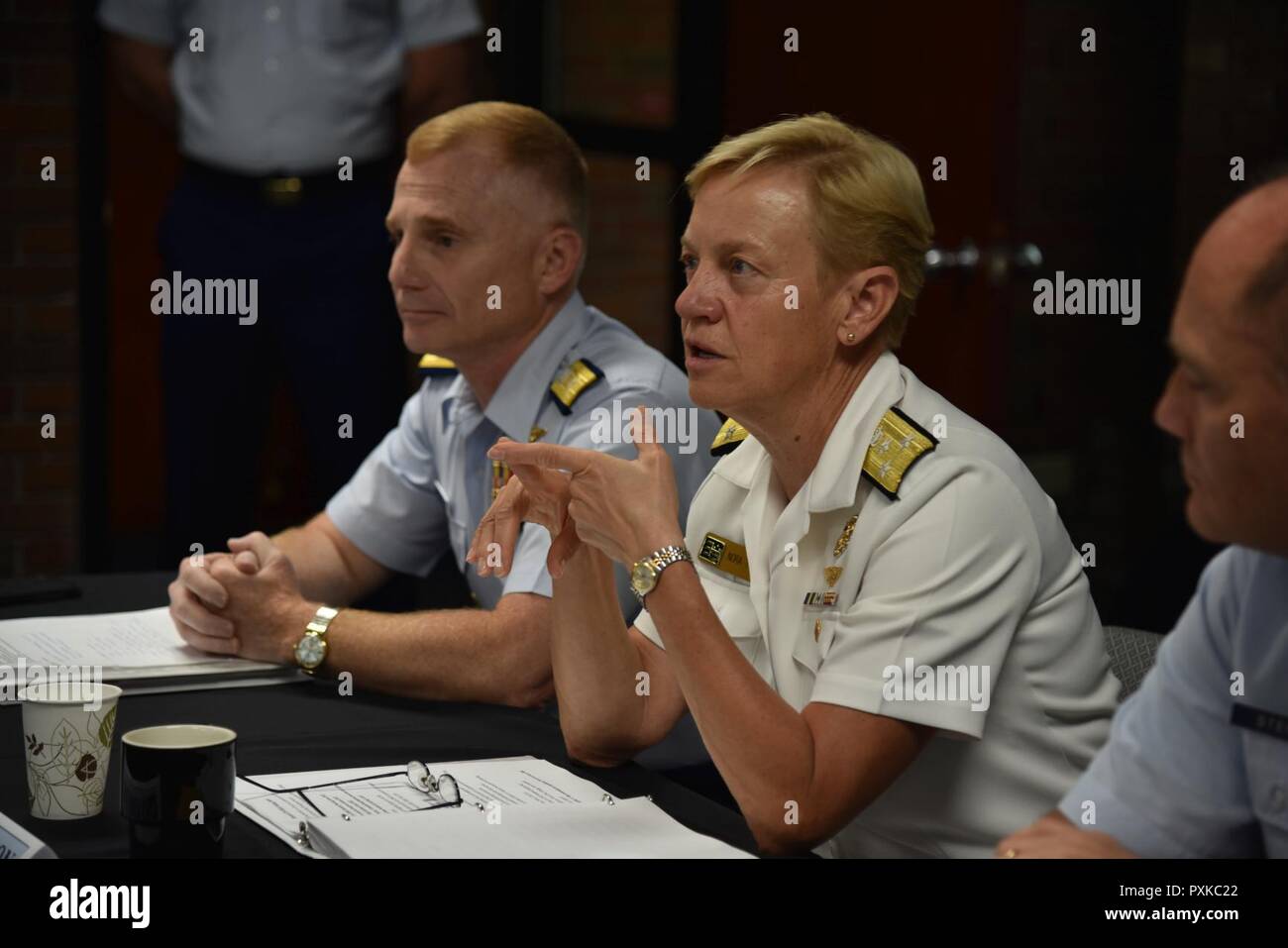 8 Portland, Ore. (7 giugno 2017) Vice Adm. Nora Tyson, comandante della U.S. 3a flotta parla con i dirigenti senior e militari del governo locale, per un supporto di difesa delle autorità civili Senior Leadership Seminar tenutosi durante il Portland Rose Festival Settimana della flotta 2017. Il festival e Portland Settimana della flotta sono una festa del mare servizi con marinai, Marines, costa e guardie da Stati Uniti e Canada che rendono la città una porta di chiamata. Foto Stock