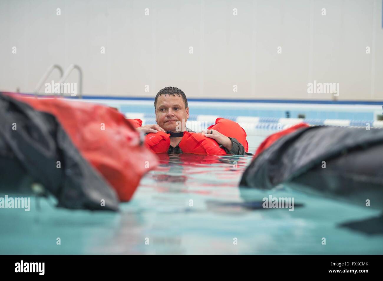 130Airlift Wing Loadmaster, Master Sgt. Deron Thompson, si prepara a treno su tecniche specifiche per entrare in una sola persona zattera di salvataggio durante l'acqua di formazione di sopravvivenza, Giugno 4, 2017 a sud di Charleston, centro ricreativo, a sud di Charleston, W.Va. Acqua di formazione di sopravvivenza è una parte di sopravvivenza, evasione fiscale, la resistenza e la Fuga (SERE), che insegna il personale che sono a rischio maggiore di acquisire le tecniche da usare per eludere a lungo abbastanza per essere salvati. Foto Stock 130Airlift Wing Loadmaster, Master Sgt. Deron Thompson, si prepara a treno su tecniche specifiche per entrare in una sola persona zattera di salvataggio durante l'acqua di formazione di sopravvivenza, Giugno 4, 2017 a sud di Charleston, centro ricreativo, a sud di Charleston, W.Va. Acqua di formazione di sopravvivenza è una parte di sopravvivenza, evasione fiscale, la resistenza e la Fuga (SERE), che insegna il personale che sono a rischio maggiore di acquisire le tecniche da usare per eludere a lungo abbastanza per essere salvati. Foto Stock