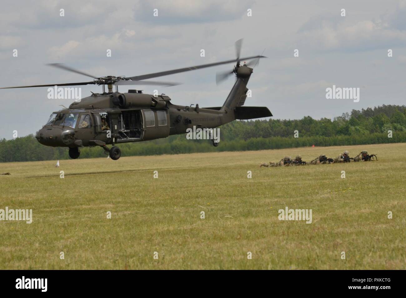 Gruppo di Combattimento Polonia U.S. Soldati condotta air assault formazione con il decimo aereo di combattimento della brigata CH-47 e UH-60 elicotteri al Rostki elipad vicino al Bemowo Piskie Area Formazione durante lo sciopero di Saber 17 Giugno 6. Sciopero di Saber 17 è un U.S. Esercito Europa-led multinazionale di forze combinate esercizio condotte annualmente per migliorare l'alleanza NATO in tutta la regione del Baltico e in Polonia. Questo anno di esercizio include integrati e sincronizzati la dissuasione-orientata di formazione progettati per migliorare l'interoperabilità e la disponibilità di 20 nazioni partecipanti' forze armate. Foto Stock Gruppo di Combattimento Polonia U.S. Soldati condotta air assault formazione con il decimo aereo di combattimento della brigata CH-47 e UH-60 elicotteri al Rostki elipad vicino al Bemowo Piskie Area Formazione durante lo sciopero di Saber 17 Giugno 6. Sciopero di Saber 17 è un U.S. Esercito Europa-led multinazionale di forze combinate esercizio condotte annualmente per migliorare l'alleanza NATO in tutta la regione del Baltico e in Polonia. Questo anno di esercizio include integrati e sincronizzati la dissuasione-orientata di formazione progettati per migliorare l'interoperabilità e la disponibilità di 20 nazioni partecipanti' forze armate. Foto Stock