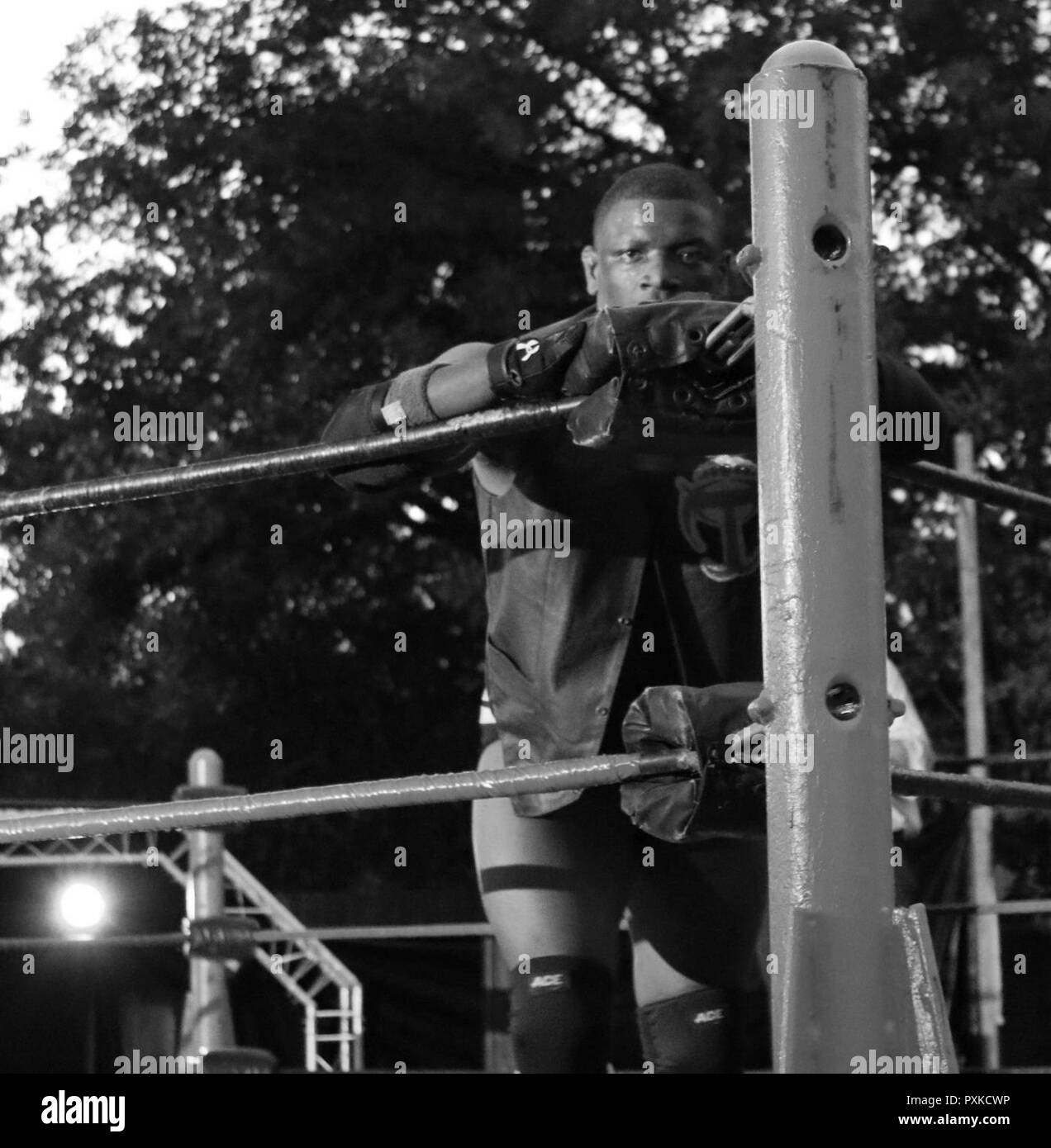Stati Uniti La riserva di esercito Sgt. Trenty Watford, un forno a microonde communications specialist con il 4° supporto comando (Expeditionary), come 'T-Ray,' si prepara per un professionista match wrestling in San Antonio, Texas, su Giugno 3, 2017. L'esercito degli Stati Uniti di riserva è piena di cittadino-soldati che bilancia un processo civile con il loro servizio militare. Tale equilibrio può essere una sfida, ma questi warrior-cittadini perseverare, mantenendo la U.S. Esercito una riserva in grado di combattere-ready e forza letale. Foto Stock
