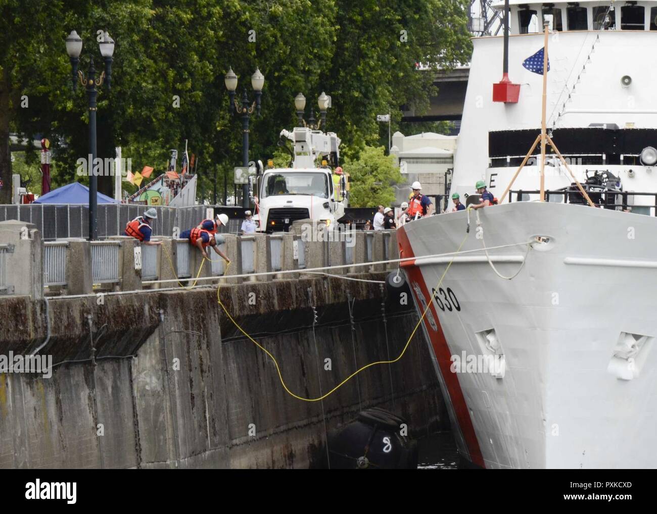 PORTLAND, Ore. (7 giugno 2017) i membri dell'equipaggio di U.S. Guardacoste Alert (WMEC-630) maniglia linee di ormeggio dopo tirando in per Portland Rose Festival e settimana della flotta a Portland, Ore., 7 giugno. Il festival e Portland Settimana della flotta sono una festa del mare servizi con marinai, Marines e Guardia Costiera membri provenienti da Stati Uniti e Canada che rendono la città una porta di chiamata. Foto Stock