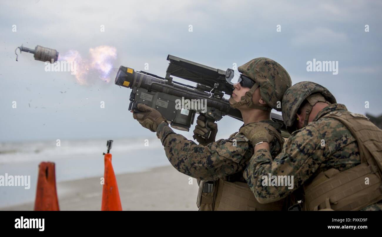 Stati Uniti Marine Corps Lance Cpl. Nicholas A. Conti, sinistra e Cpl. Mark L. Albridge, bassa altitudine la difesa aerea (LAAD) artiglieri, fuoco un FIM- 92 Stinger missle durante un live fire esercitazione di Camp Lejeune, N.C., il 6 giugno 2017. Marines con seconda LAAD condotta dal vivo un esercizio di fuoco per mantenere la competenza e precisione con vari sistemi di arma. Foto Stock Stati Uniti Marine Corps Lance Cpl. Nicholas A. Conti, sinistra e Cpl. Mark L. Albridge, bassa altitudine la difesa aerea (LAAD) artiglieri, fuoco un FIM- 92 Stinger missle durante un live fire esercitazione di Camp Lejeune, N.C., il 6 giugno 2017. Marines con seconda LAAD condotta dal vivo un esercizio di fuoco per mantenere la competenza e precisione con vari sistemi di arma. Foto Stock
