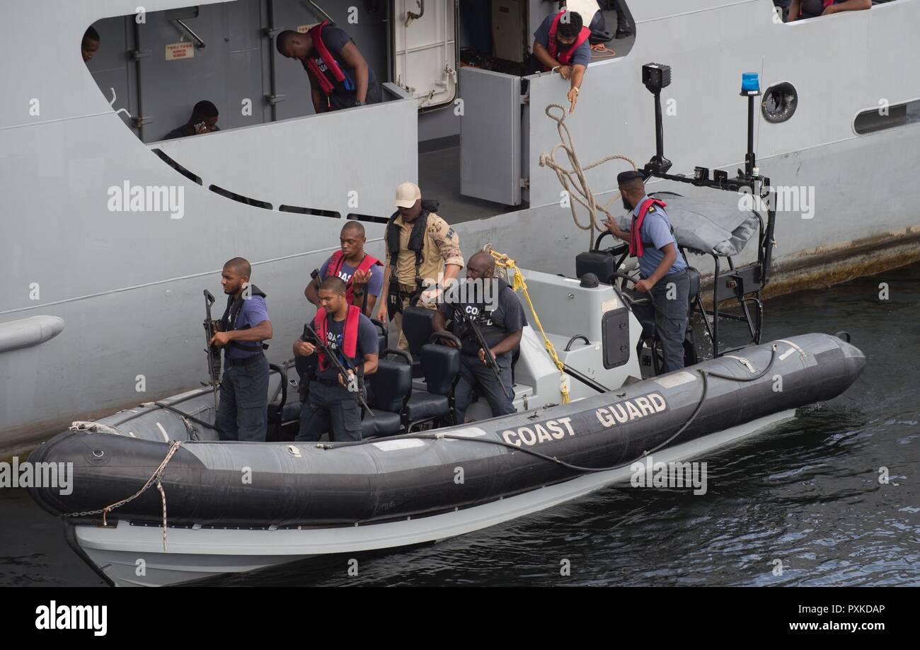 Porto di Spagna, Trinidad - un membro del Maritime tattico Gruppo Operatori (MTOG) le guide di Trinidad e Tobago Coast Guard (TTCG) i membri che effettuano una infiltrazione delle seminatrici per il partito di imbarco di formazione presso la base TTCG in Chaguaramas, Trinidad come parte di esercizio TRADEWINDS 17 il 8 giugno 2017. (Forze canadesi combattere la fotocamera Foto Stock