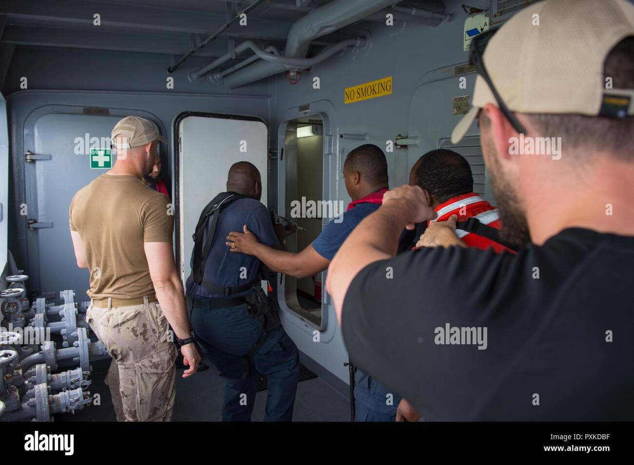 Porto di Spagna, Trinidad - Maritime tattico Gruppo Operatori (MTOG) membri incaricare la Trinidad e Tobago Coast Guard (TTCG) durante il loro svolgimento entrata in camera con punte durante l'imbarco di formazione presso la base TTCG in Chaguaramas, Trinidad come parte di esercizio TRADEWINDS 17 il 8 giugno 2017. (Forze canadesi combattere la fotocamera Foto Stock