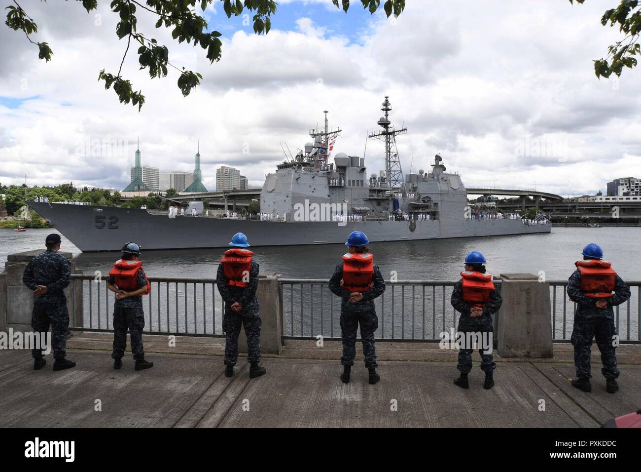 PORTLAND Ore., (8 giugno 2017) i marinai dalla Emory S. Land-class submarine offerta USS Frank cavo (come 40) preparare per ormeggiare la Ticonderoga-class missile cruiser USS Bunker Hill (CG 52) Come si arriva a Portland per Rose Festival Settimana della flotta. Il festival e Portland Settimana della flotta sono una festa del mare servizi con i marinai, marine, e Guardia Costiera membri provenienti da Stati Uniti e Canada che rendono la città una porta di chiamata. Foto Stock