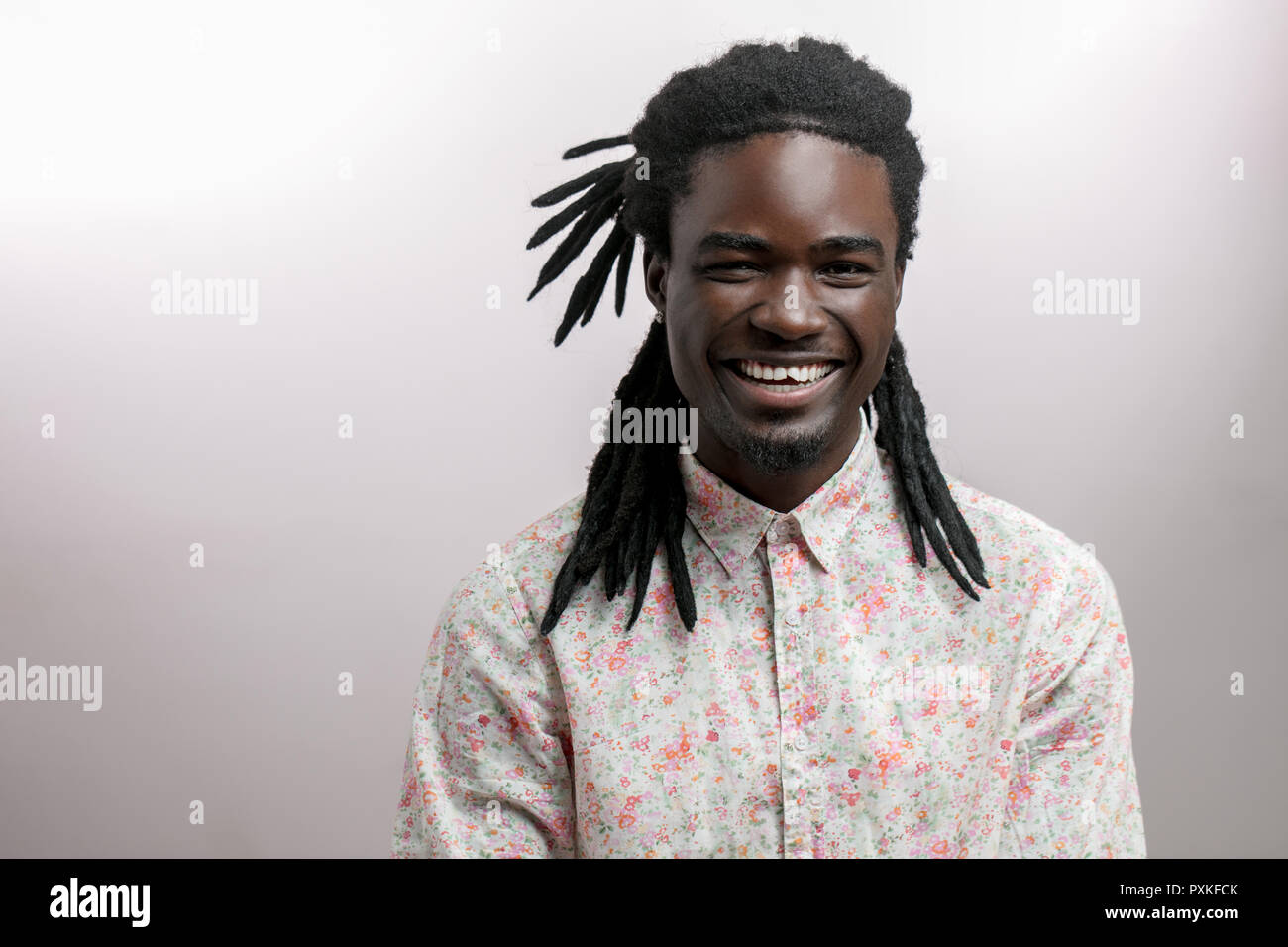 Felice di afro-americana uomo sorridente isolato su bianco di sfondo per studio. African American profilo maschio ritratto Foto Stock