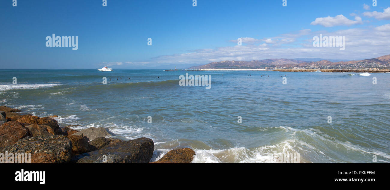 Piccola barca da pesca all'entrata di Ventura Harbour sulla California's gold coast negli Stati Uniti Foto Stock