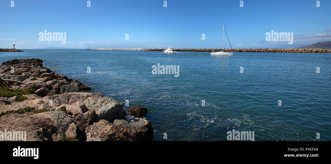 Piccola barca da pesca all'entrata di Ventura Harbour sulla California's gold coast negli Stati Uniti Foto Stock